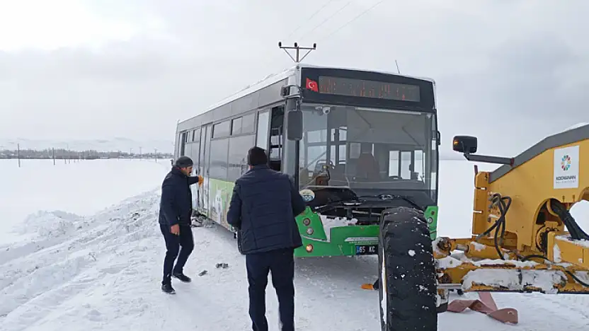Kara saplanan halk otobüsü kurtarıldı