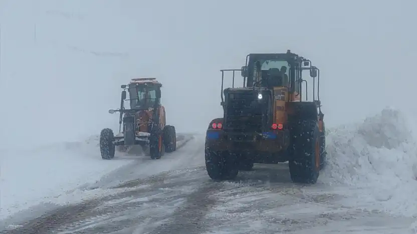 Karabet Geçidi'nde kar temizleme çalışması devam ediyor