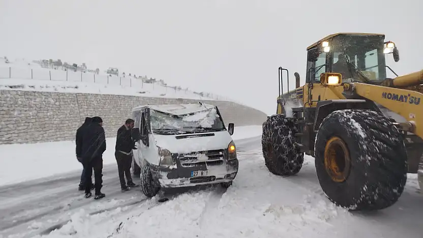 Karda devrilen araca zabıta ekiplerinden müdahale