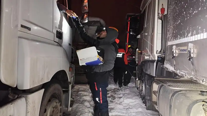 Kardan dolayı mahsur kalanlara kumanya desteği