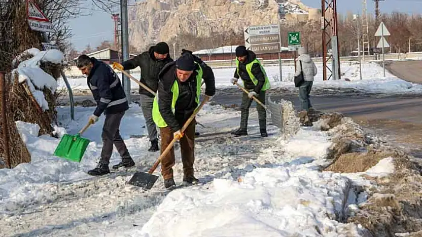 Karla mücadele kahramanları zorlu şartlarda görev başında