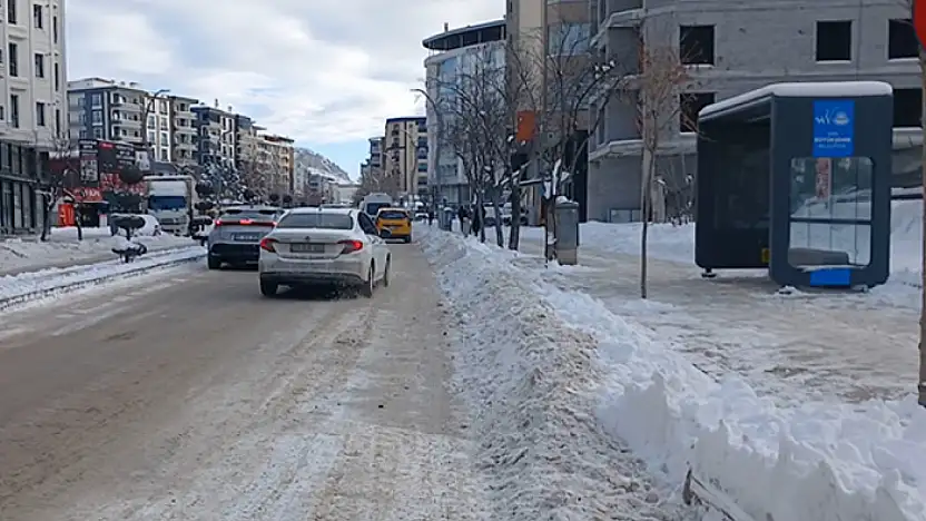 Karla mücadelede en büyük sorun: Park halindeki araçlar