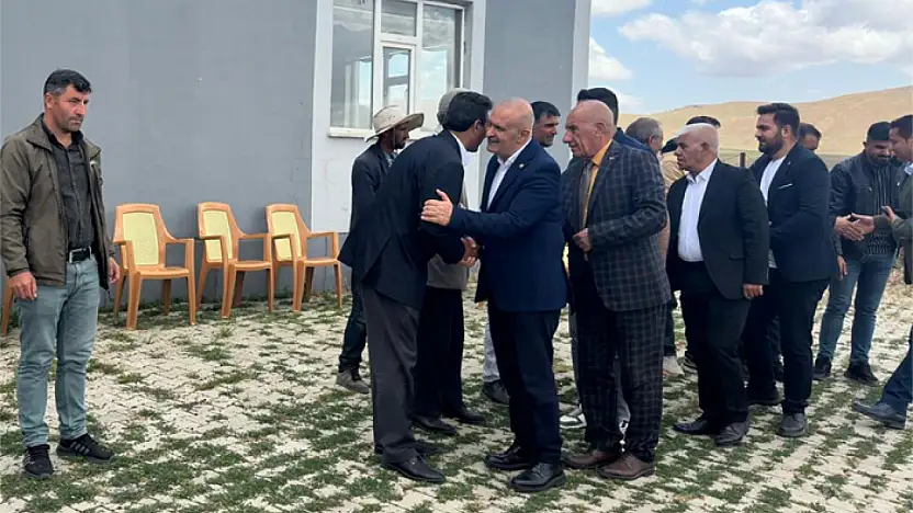 Kayatürk, Çaldıran'da vatandaşların taleplerini dinledi