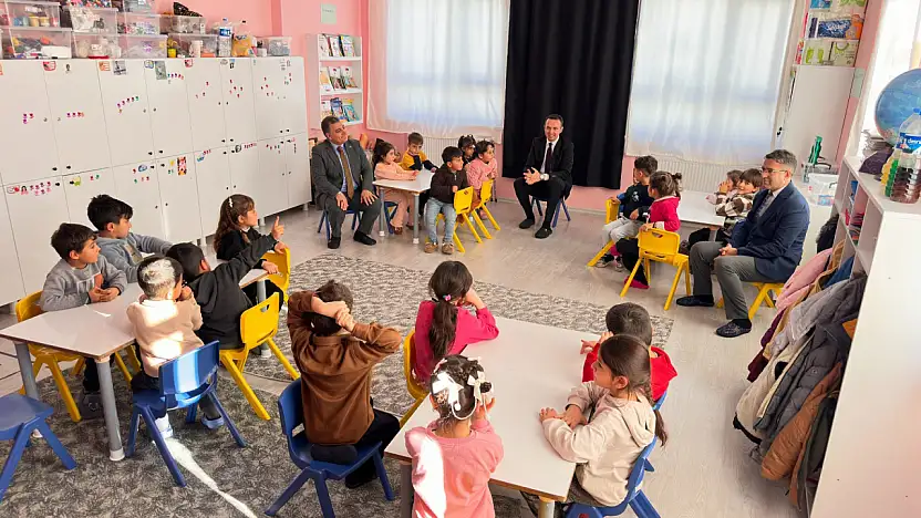 Kaymakam Bakan, öğretmen ve minik öğrencilerle bir araya geldi