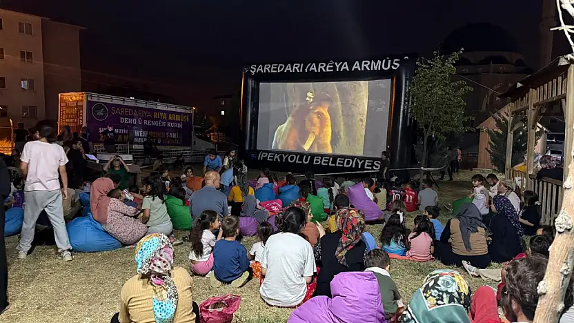 Kevenli'de açık hava sineması coşkusu