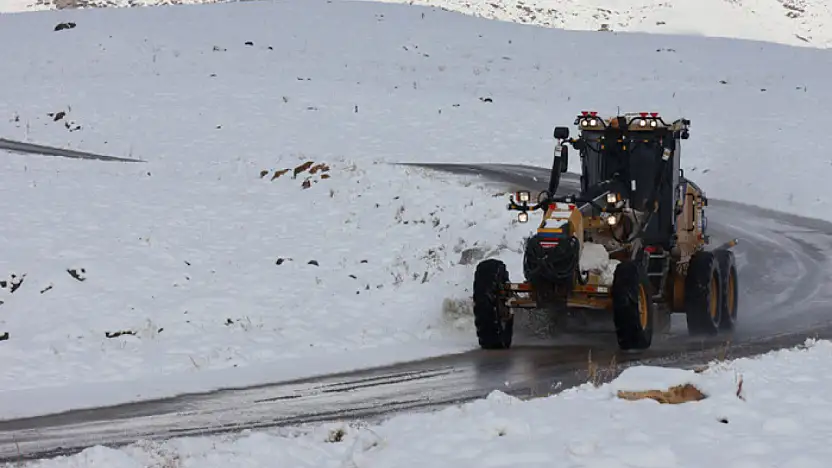 Kırsal mahallelerde kardan dolayı kapanan yollar ulaşıma açıldı