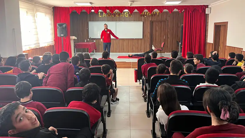 Kızılay'dan öğrencilere ilk yardım eğitimi