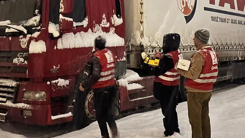 Kızılay'dan Tendürek Geçidi'nde sürücülere sıcak destek