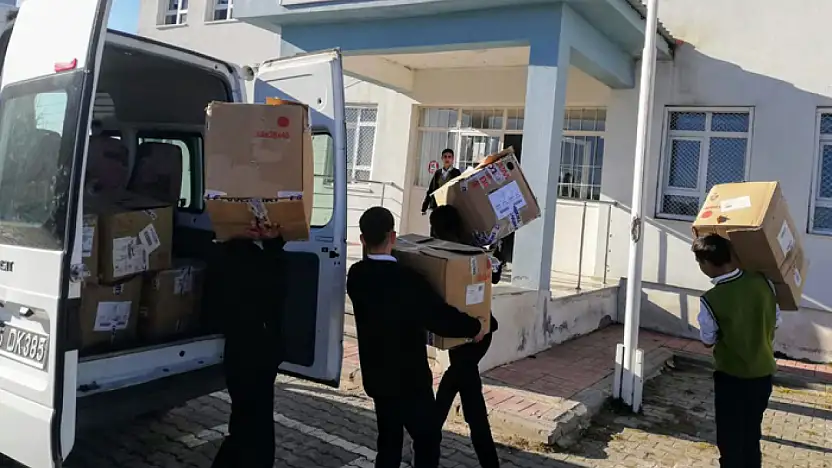 Kızılay Erciş Şubesinden öğrencilere kışlık giyim desteği