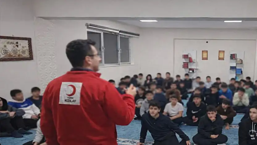 Kızılay gönüllüleri lise öğrencileriyle bir araya geldi