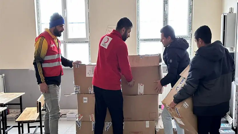 Kızılay Muradiye Şubesi, ihtiyaç sahibi öğrencilerin yanında