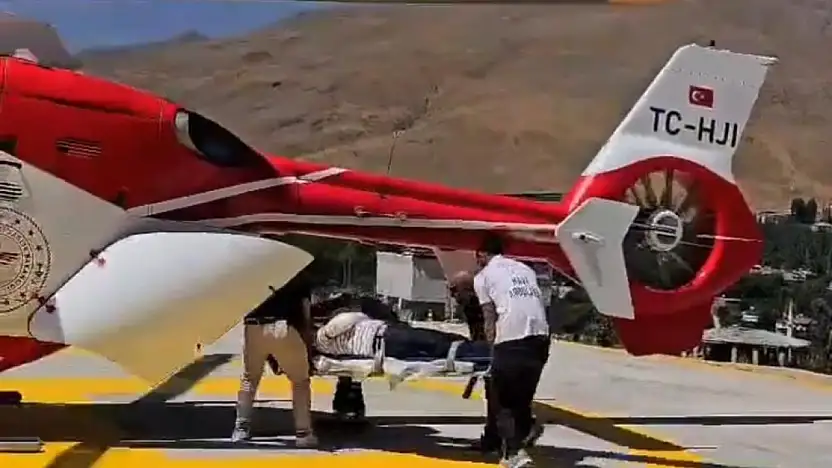 Kolu kırık hasta ambulans helikopter ile Van'a getirildi