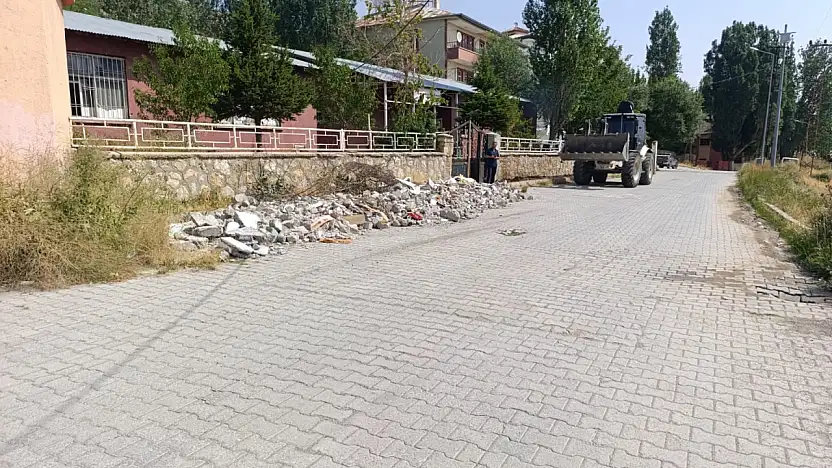 Kül ve molozlar Başkale'de tek tek kaldırılıyor