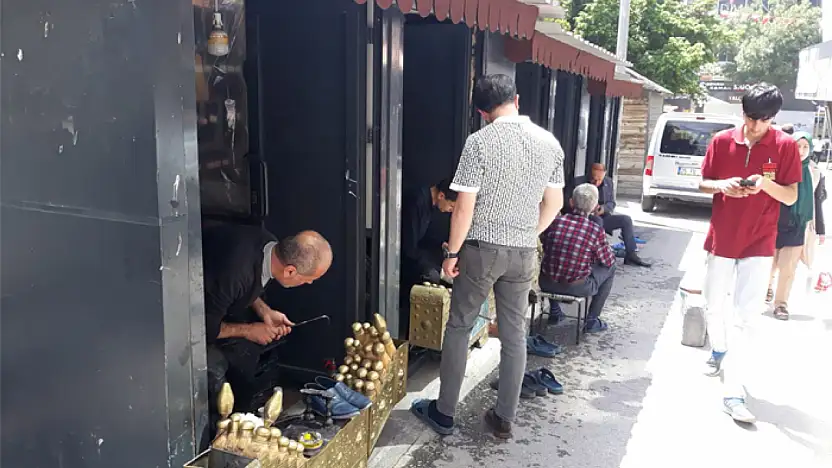 Kurban Bayramı öncesi ayakkabı boyacılarında yoğun mesai