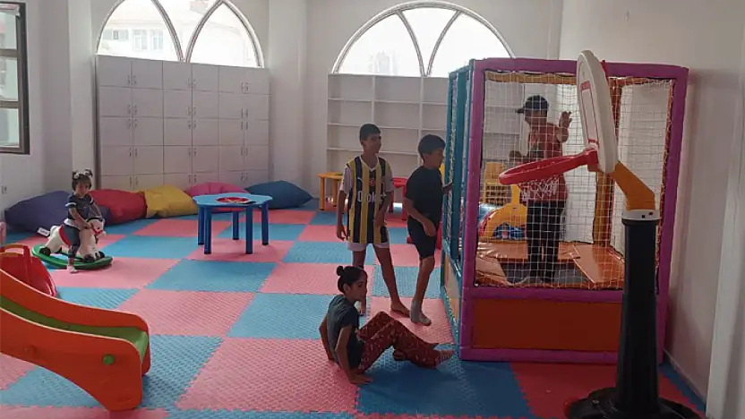 Kursiyerler öğrenirken çocuklar eğleniyor