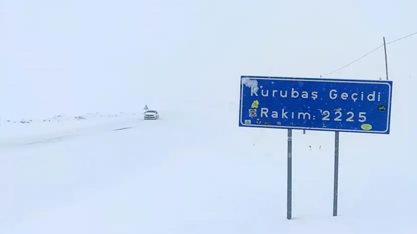 Kurubaş Geçidi'nde kar yağışı ve sis etkili oluyor