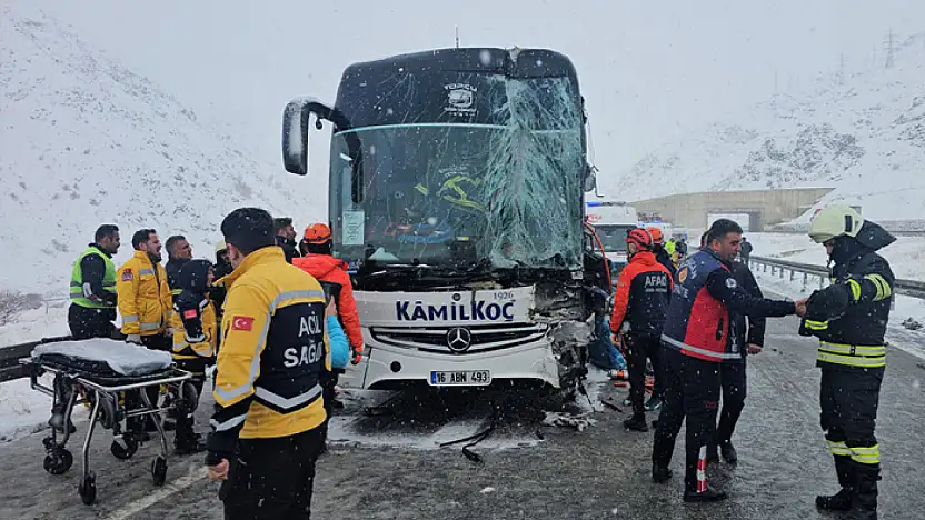 Marmaris'ten Van'a gelen yolcu otobüsü kaza yaptı
