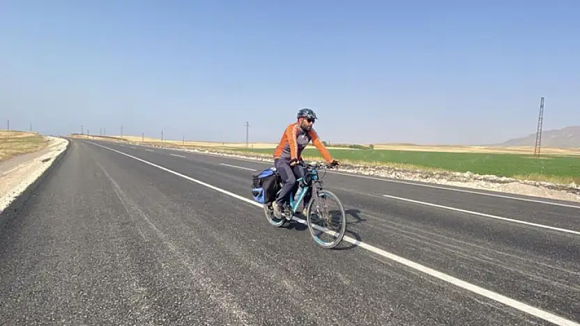 Mersinli bisikletçi Van Gölü için pedal çevirdi
