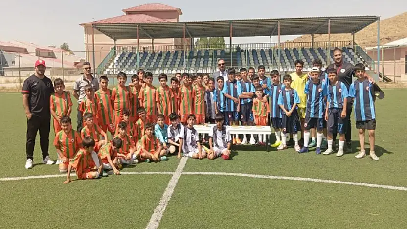 Müdür Aksoy'dan minik sporculara ziyaret