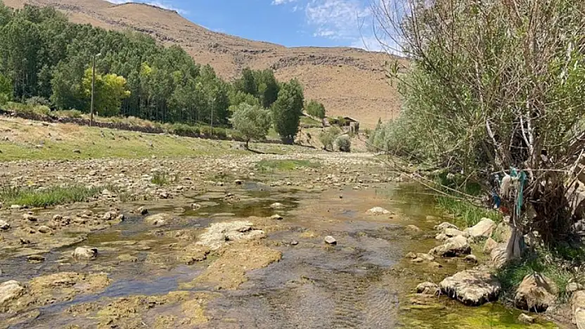 Muradiye Bendimahi Çayı'nda su seviyesi düştü