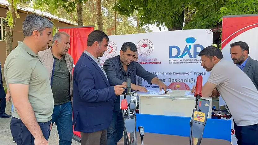 Muradiye'de DAP destekli tarım aletleri çiftçilere dağıtıldı