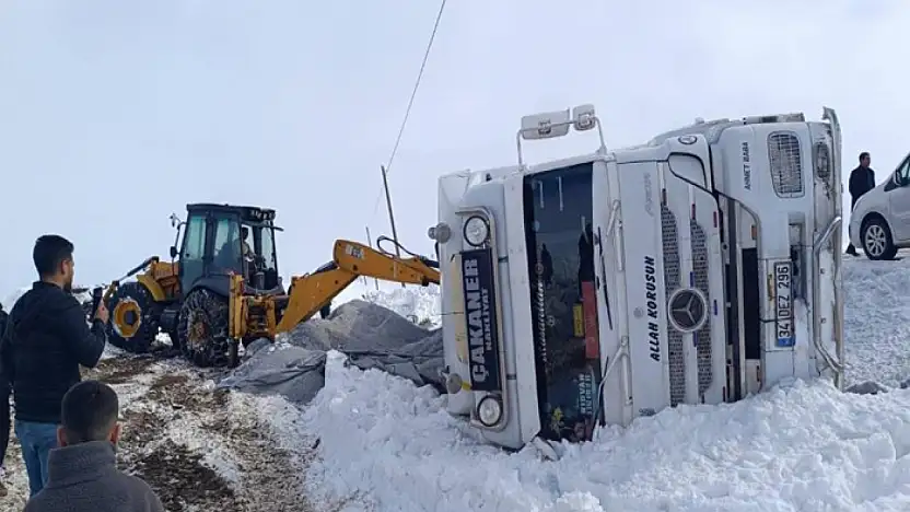Muradiye'de gizli buzlanmadan dolayı tır devrildi