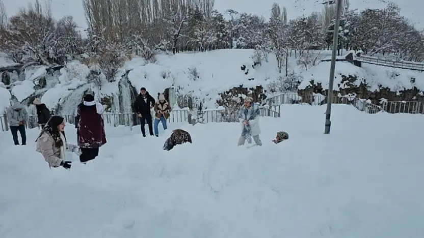 Muradiye Şelalesi'ne ziyaretçi akını