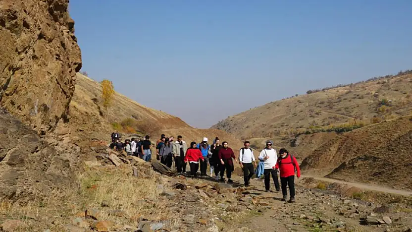 Muş'un ünlü bağlarına doğa yürüyüşü