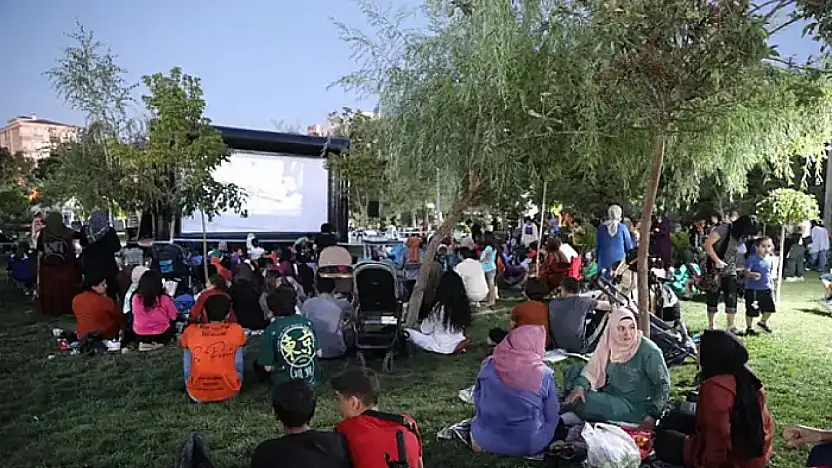 Öğretmen Okulu Parkında açık hava film gösterimi