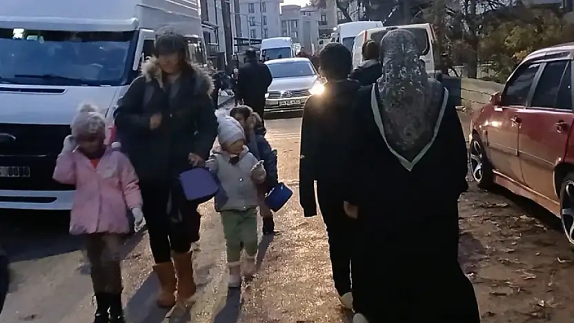 Okul önlerinde trafik çilesi bitmiyor