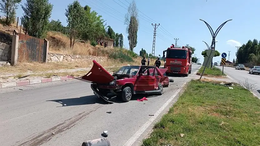 Otomobille kamyonet çarpıştı: 4 yaralı