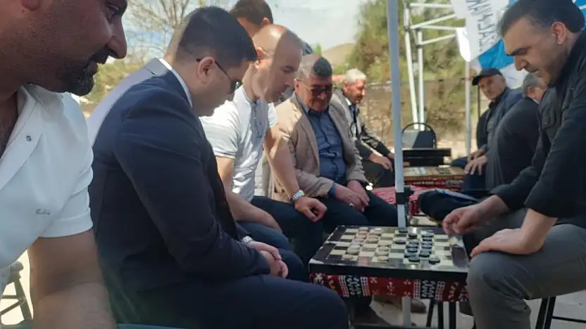 Özalp'te 'Dama Turnuvası' başladı
