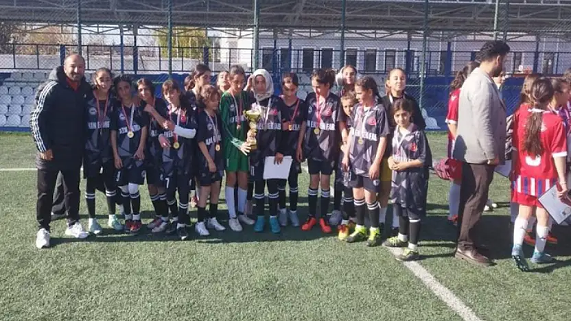 Özalplı kız futbol takımı il birincisi oldu
