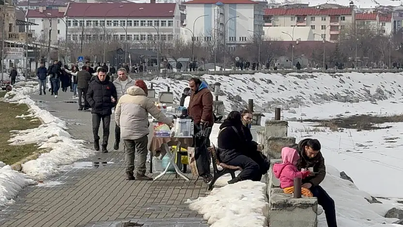 Pazar günü Van Gölü sahili'nde bahar yoğunluğu