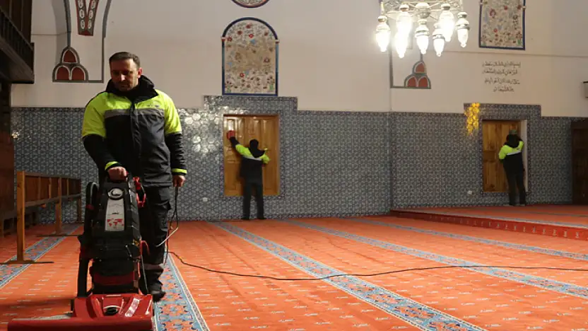 Ramazan öncesi camilerde gül kokulu temizlik sürüyor