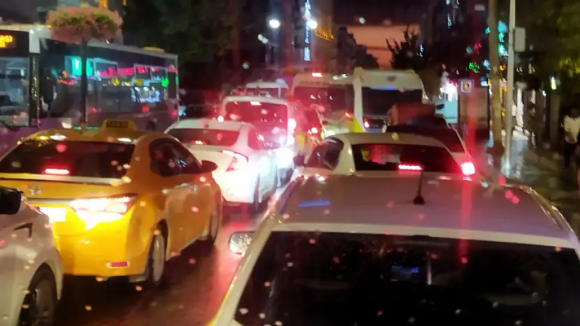 Sağanak yağış sonrası kentte kaos: Yollar göle döndü, trafik kilitlendi