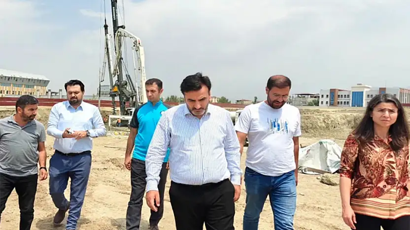 Sağlık Müdürü Tosun ve Başhekim Sarıkaya, Van Şehir Hastanesi inşaat alanını inceledi