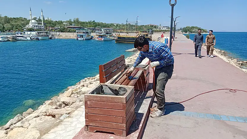 Sahil bandında yenileme çalışması
