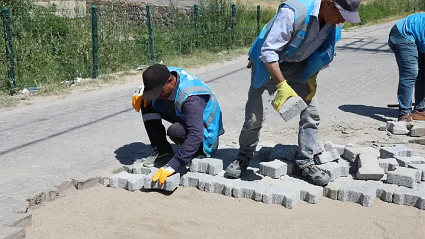 Salihiye Mahallesi'nde parke taşı döşeme çalışması