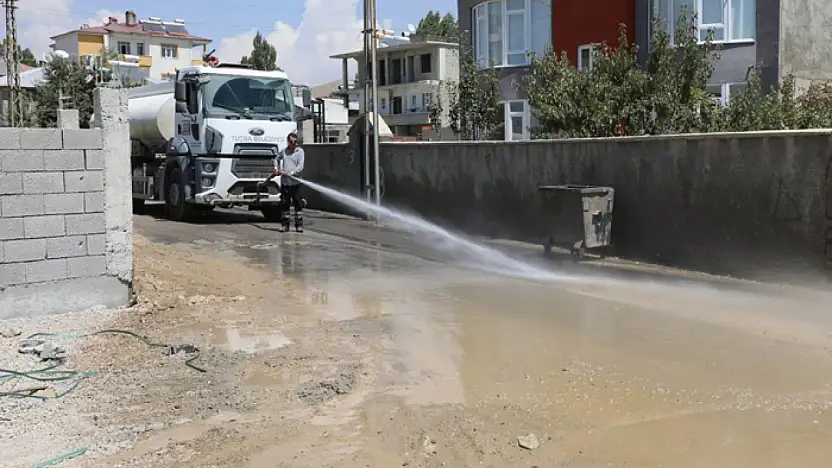 Şemsibey Mahallesi'nde yol yıkama çalışması