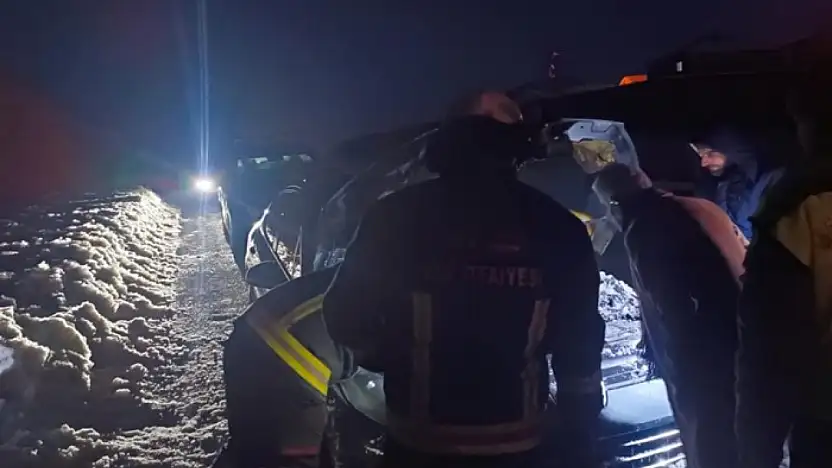 Seyir halindeyken yanan aracın motoruna karla müdahale