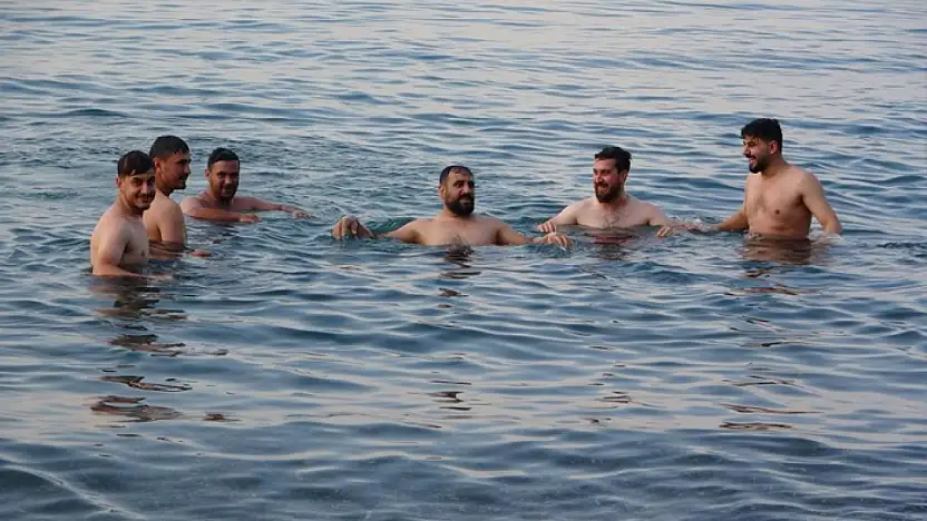 Sıcaktan bunalanlar Van Gölü'nde yüzerek serinliyor