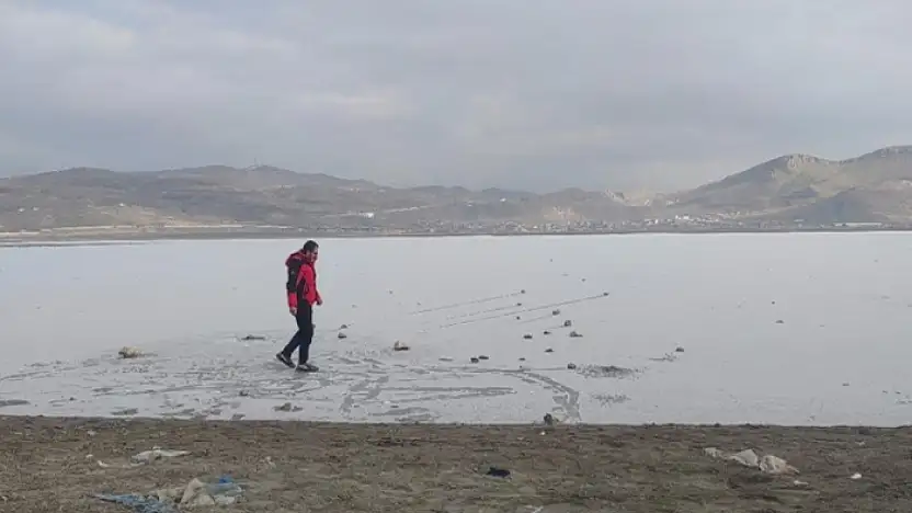 Sıhke Göleti'nin yüzeyi buz tuttu