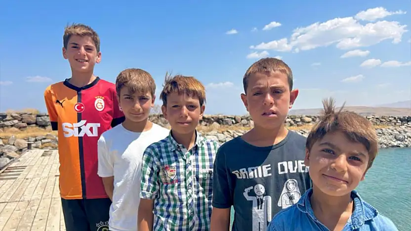 Sodalı Van Gölü çocukların saçlarını sarıya boyuyor