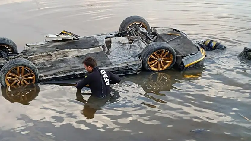 Sulak alana uçan otomobilden çıkarılan 3 kişi hastaneye kaldırıldı