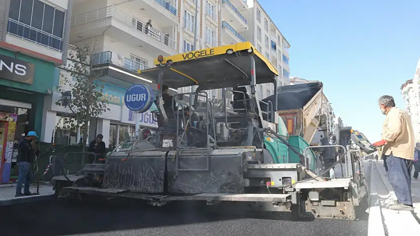 Suvaroğlu Caddesi'nin sıcak asfaltı seriliyor