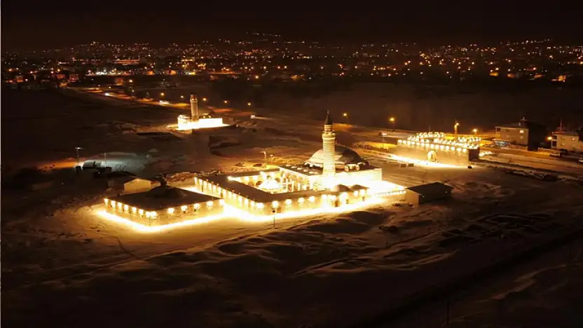 Tarihi Hüsrev Paşa Camii'nde gece ışıltısı