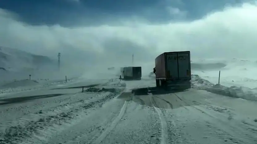 Tendürek Geçidi yoğun kar ve tipi nedeniyle ulaşıma kapandı