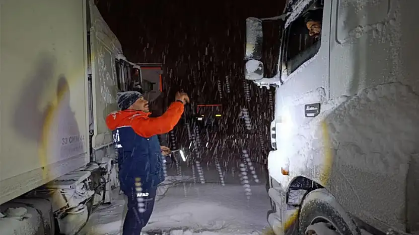 Tendürek'te tipi nedeniyle onlarca araç yolda kaldı