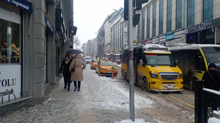 Toplu taşımada kış çilesi: Seferler yetersiz, araçlar tıka basa dolu